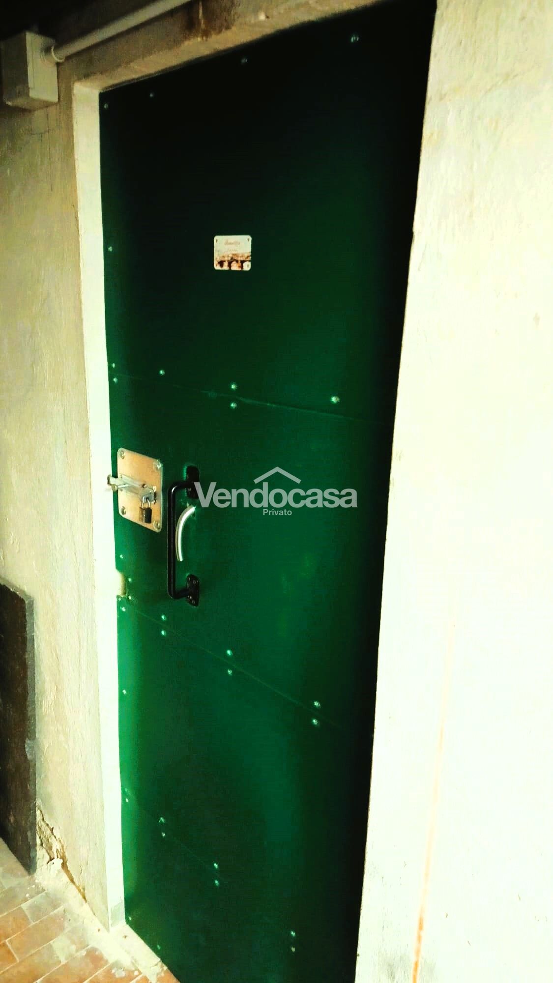 ALL'INTERNO DEL CONDOMINIO DI VIA BELLINI 40 SI VENDE locale uso CANTINA ATTREZZATA